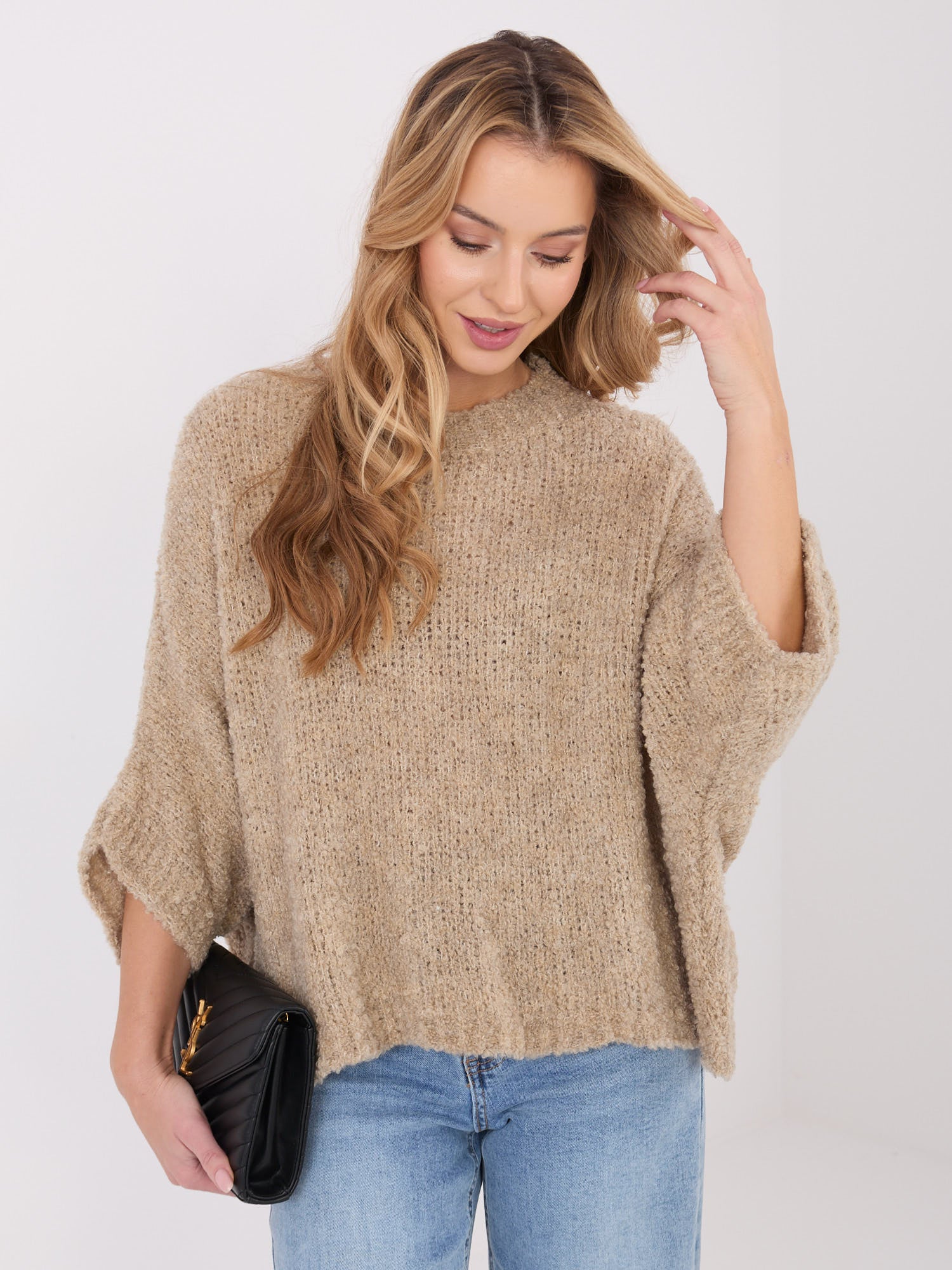 Beżowy damski sweter boucle z rękawem 3/4