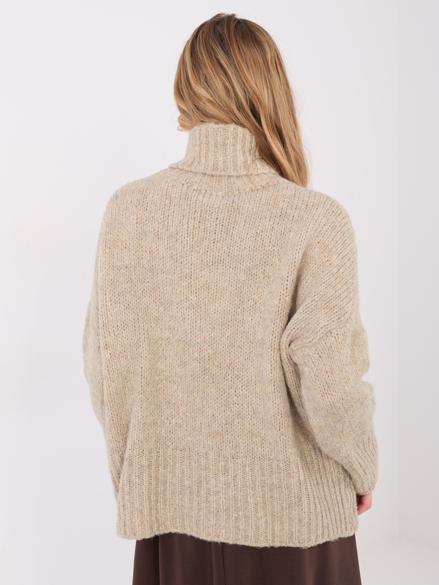 Beżowy sweter golf w jednolitym kolorze