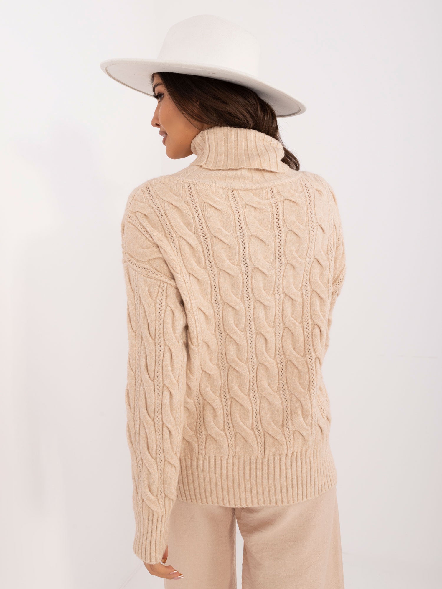 Beżowy sweter golf z ażurowym wzorem