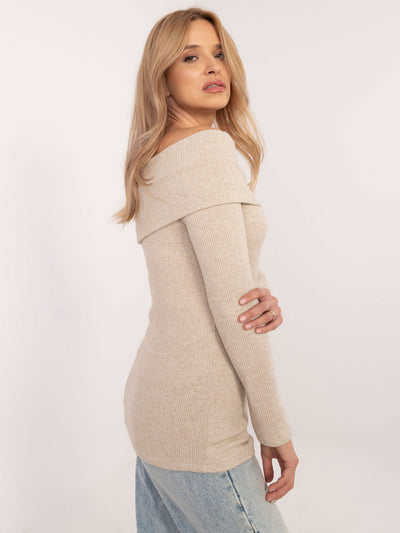 Beżowy przylegający sweter z odkrytymi ramionami