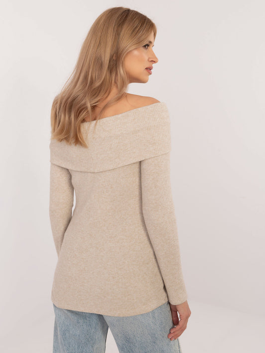 Beżowy przylegający sweter z odkrytymi ramionami