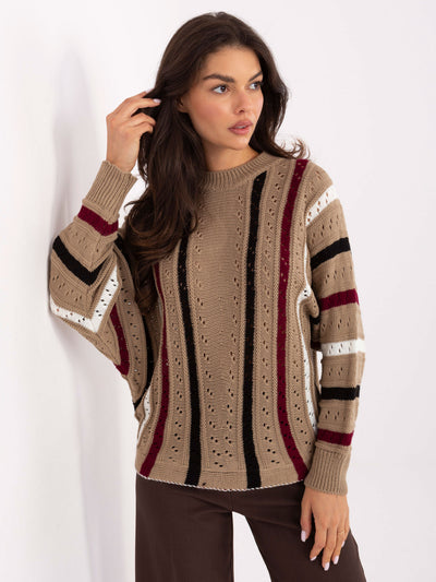 Beżowy sweter nietoperz w ażurowy wzór