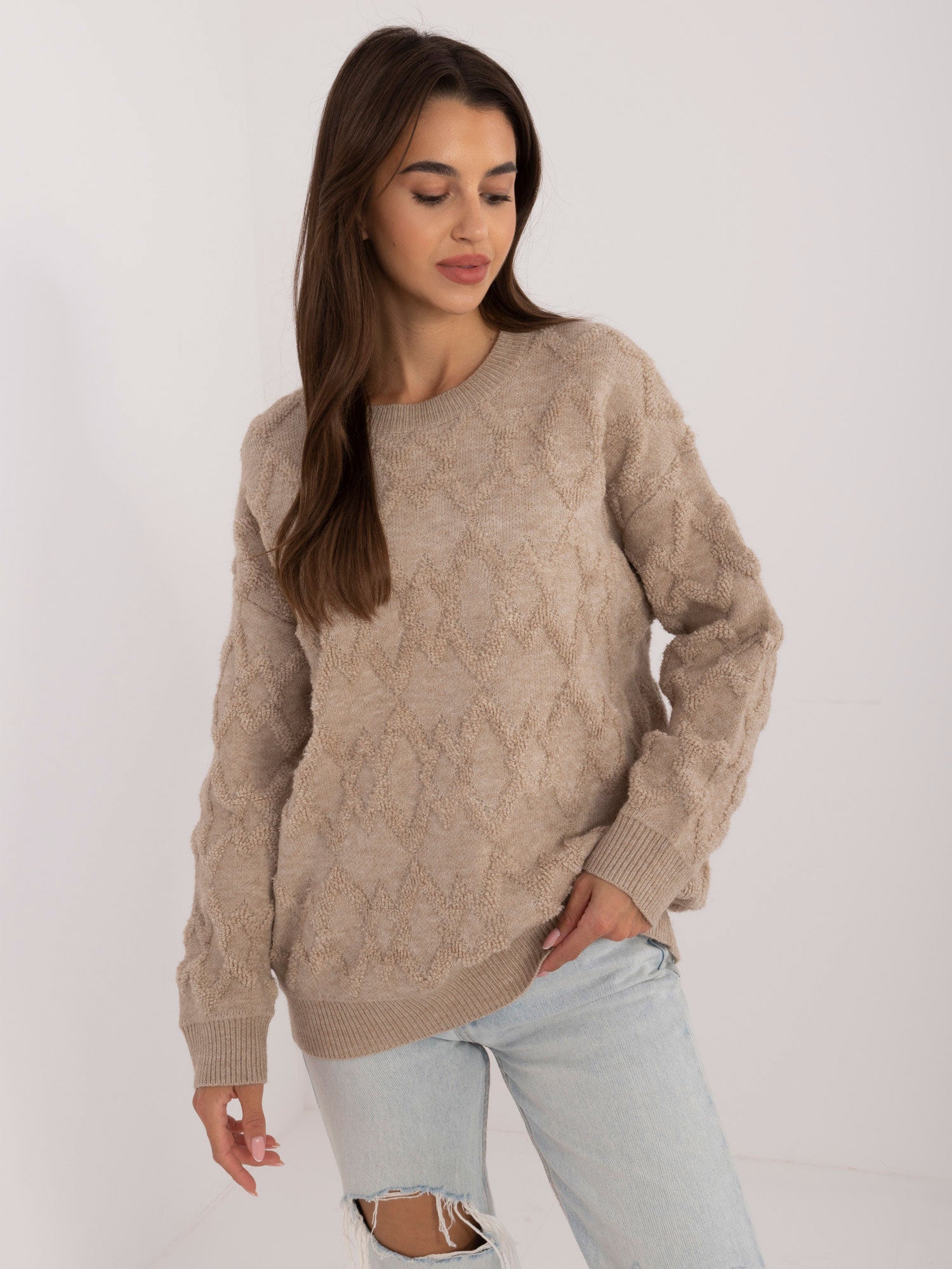 Beżowy damski sweter oversize z długim rękawem