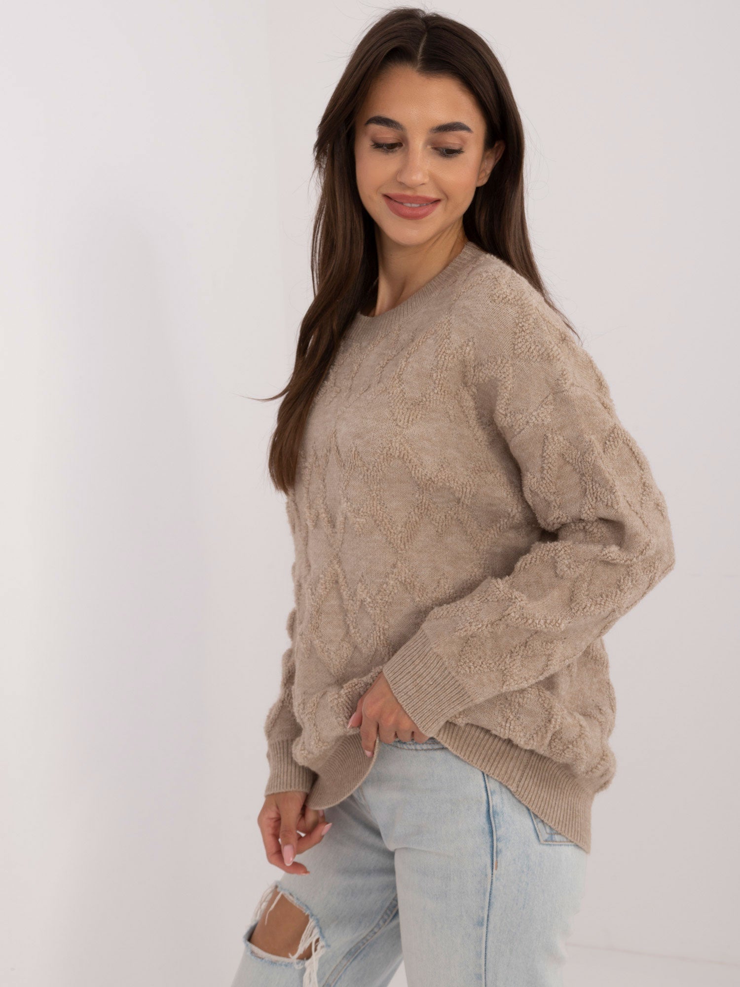 Beżowy damski sweter oversize z długim rękawem