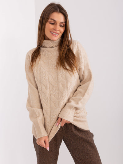 Beżowy sweter w warkoczowy splot
