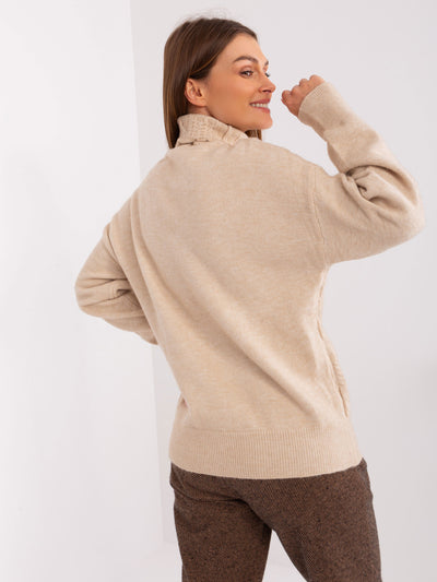 Beżowy sweter w warkoczowy splot
