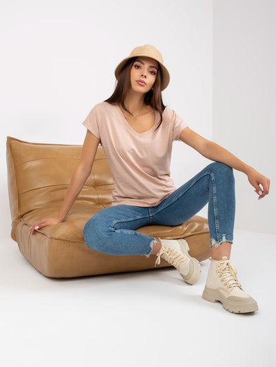 Beżowy damski t-shirt basic z dekoltem w serek