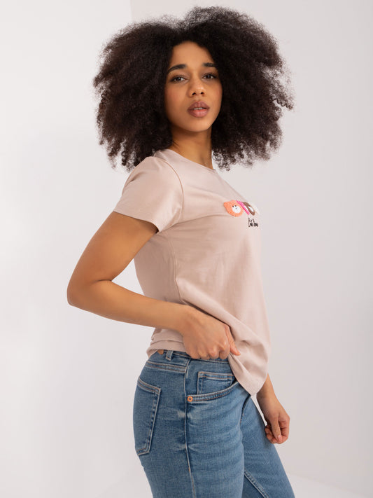 BASIC FEEL GOOD Beżowy t-shirt z naszywkami
