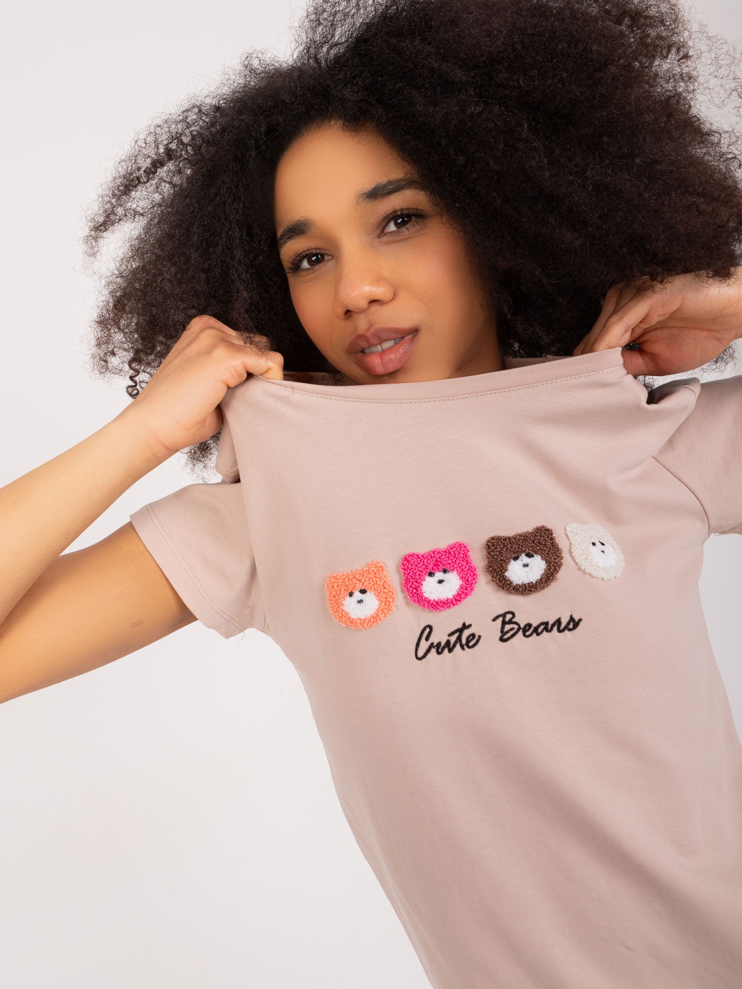 BASIC FEEL GOOD Beżowy t-shirt z naszywkami