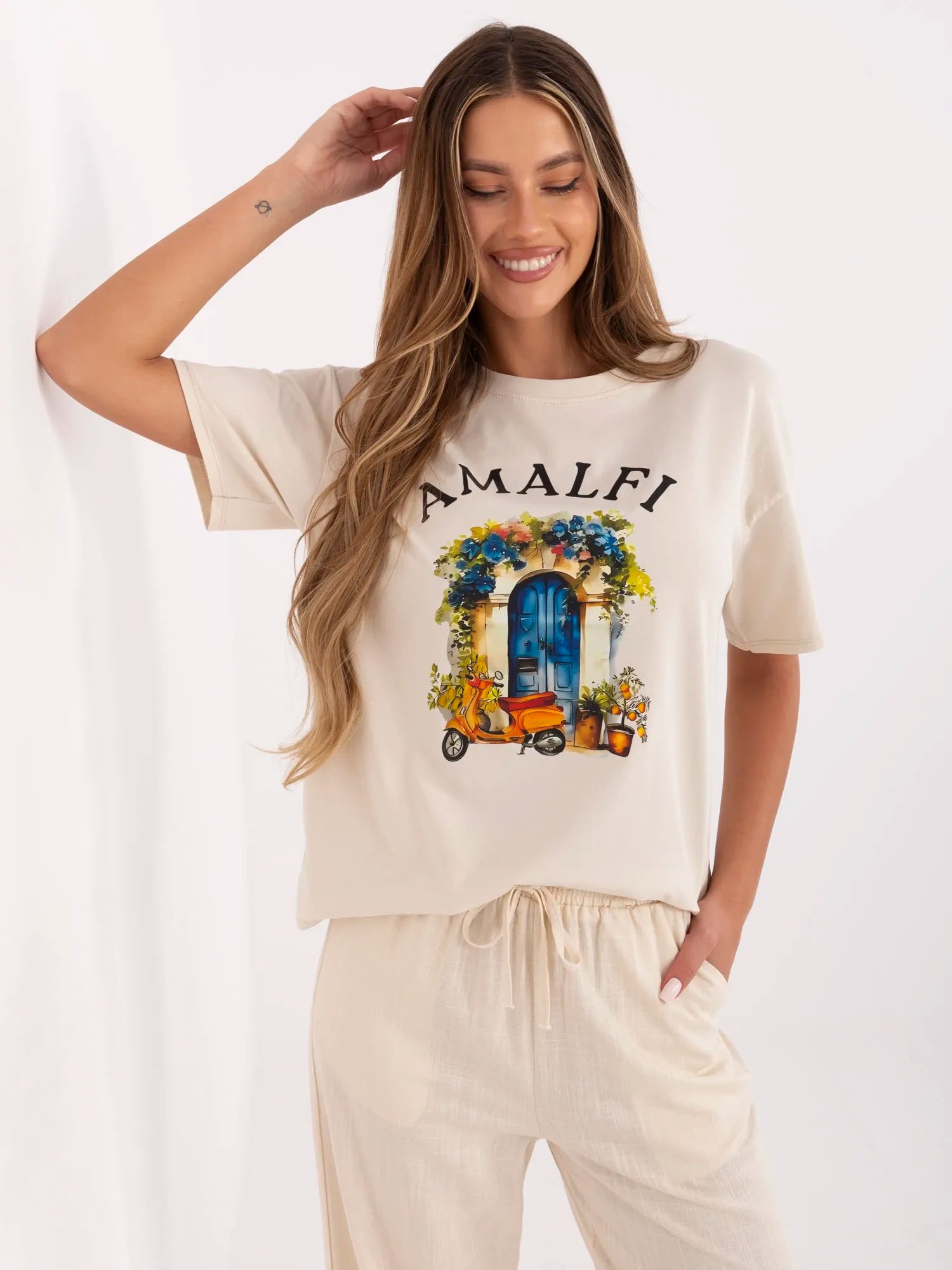 Beżowy damski t-shirt z włoskim motywem