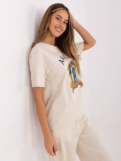 Beżowy damski t-shirt z włoskim motywem