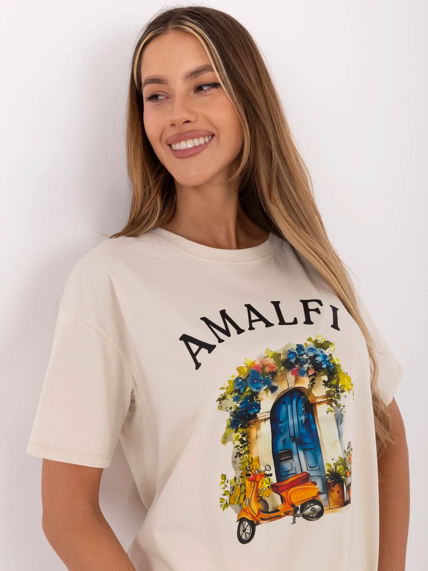 Beżowy damski t-shirt z włoskim motywem