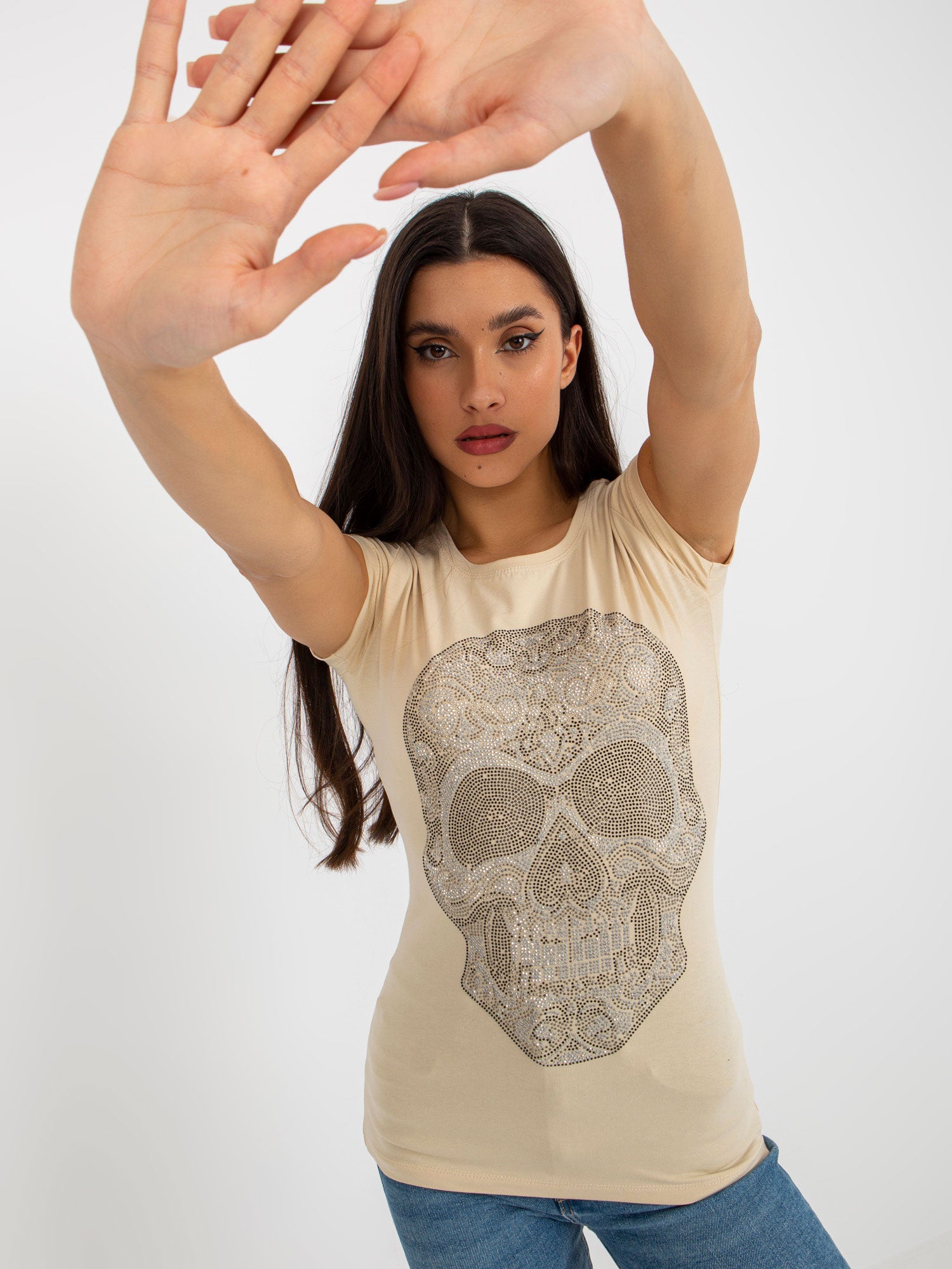 Beżowy dopasowany t-shirt z aplikacją z dżetów