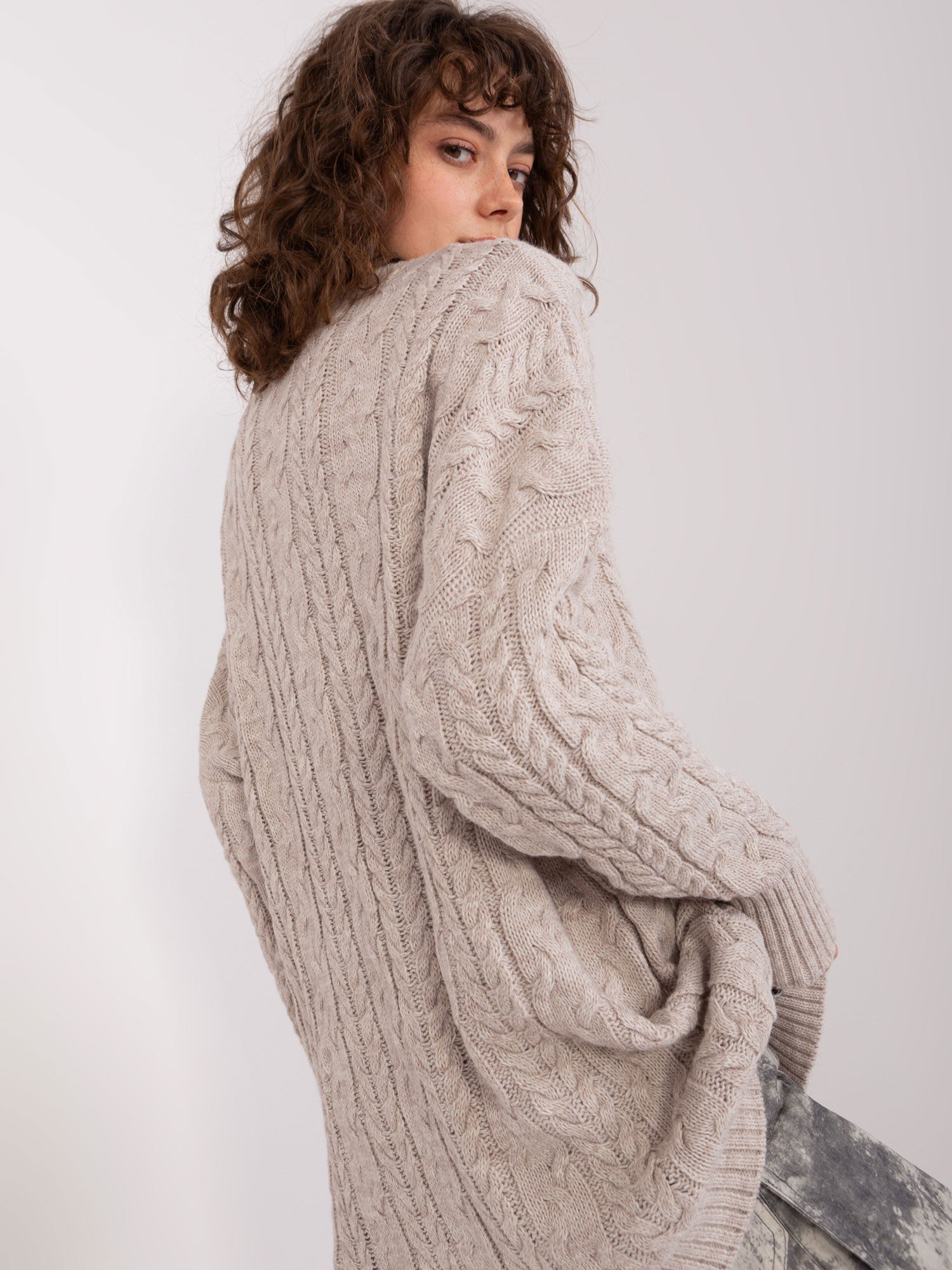Beżowy damski sweter w warkoczowe sploty