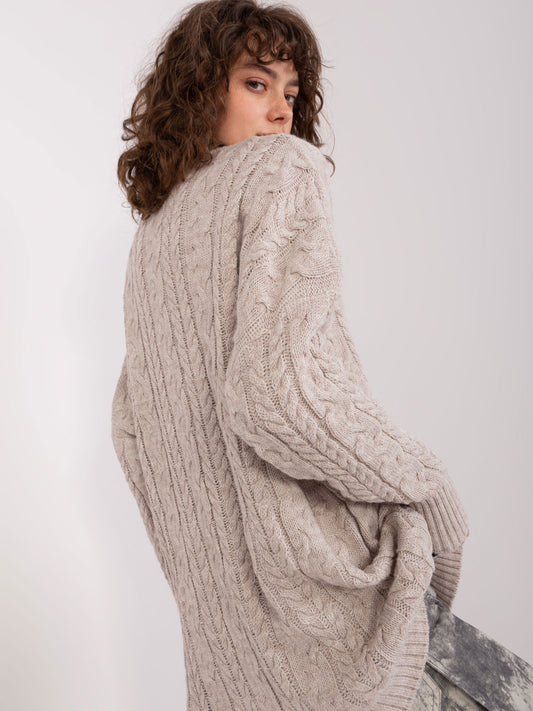 Beżowy damski sweter w warkoczowe sploty