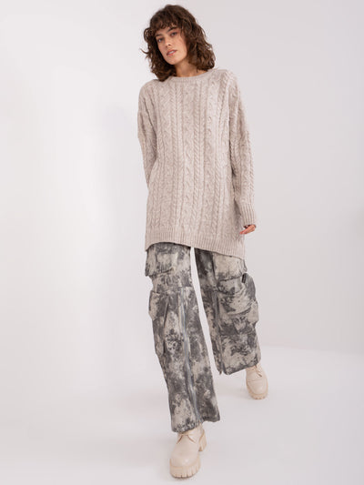 Beżowy damski sweter w warkoczowe sploty