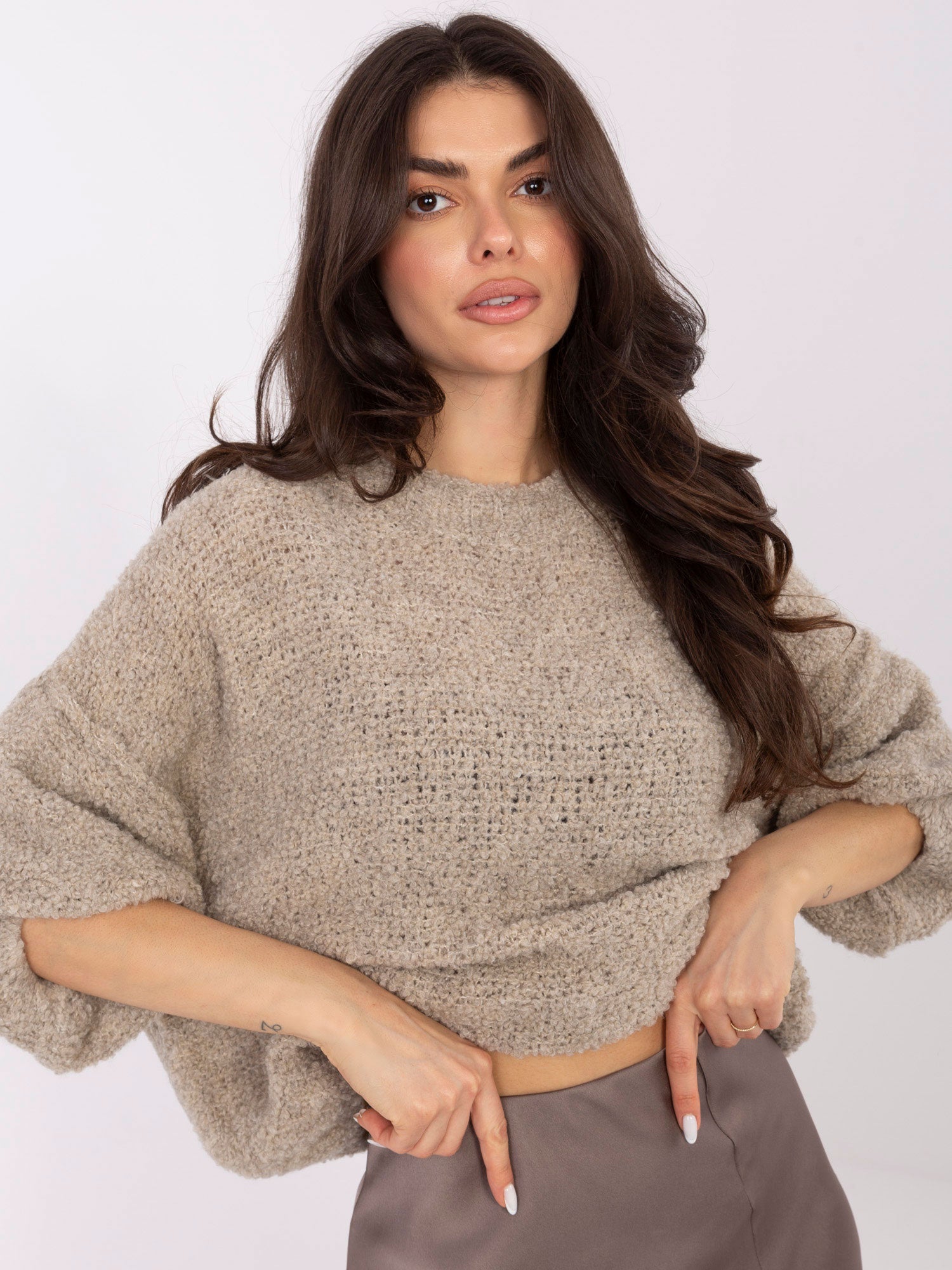 Beżowy damski sweter boucle z przeszyciami