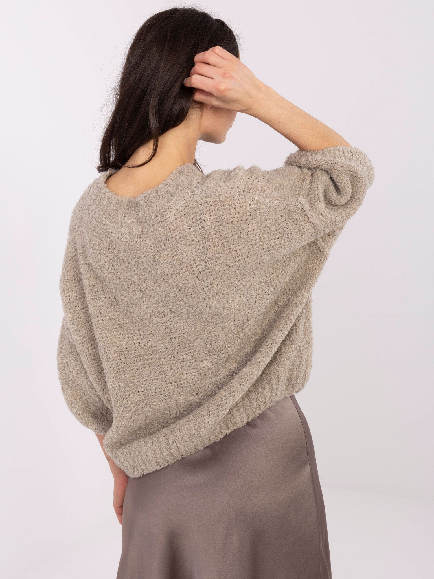Beżowy damski sweter boucle z przeszyciami