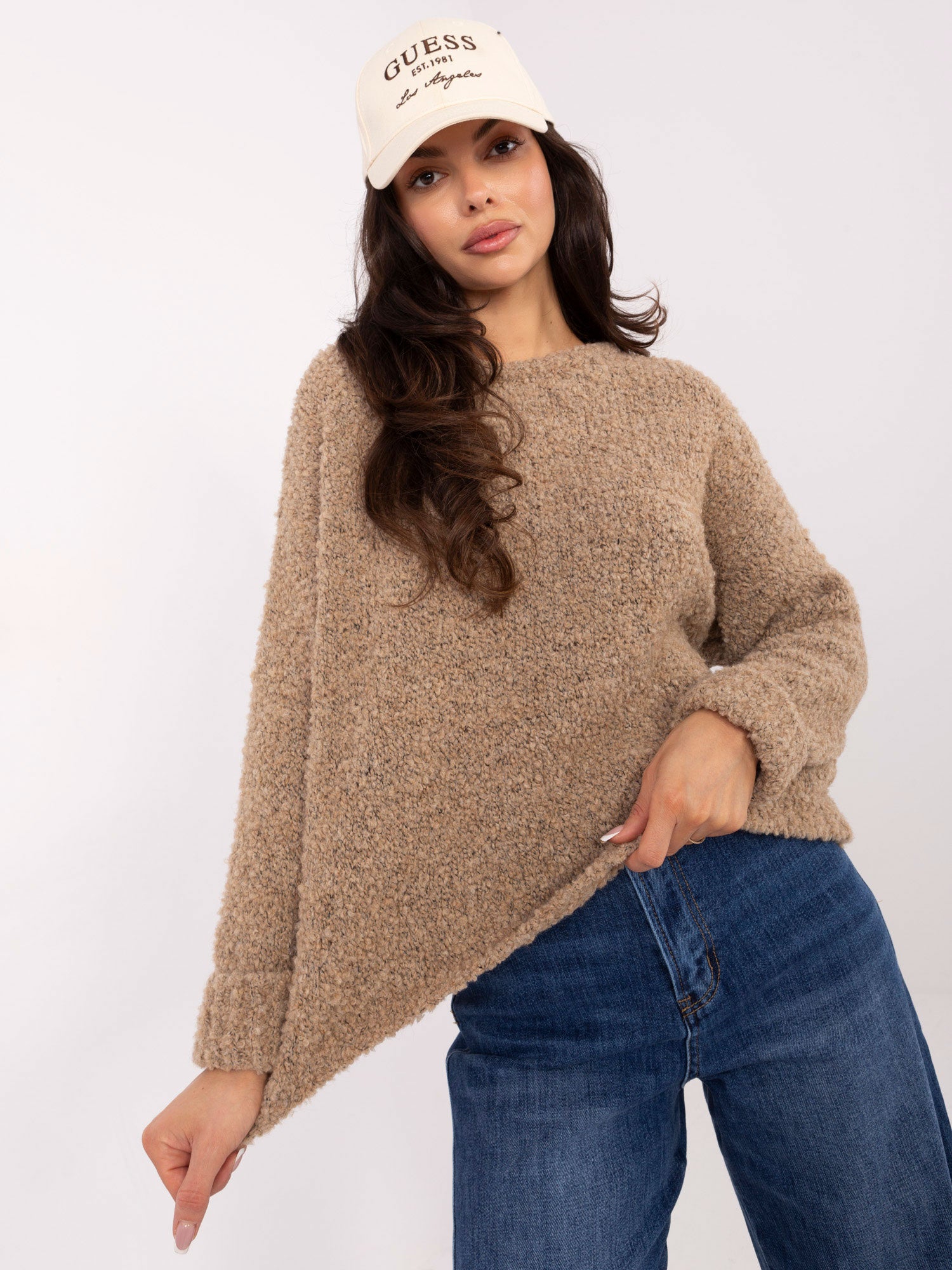 Beżowy sweter boucle z podwijanymi rękawami
