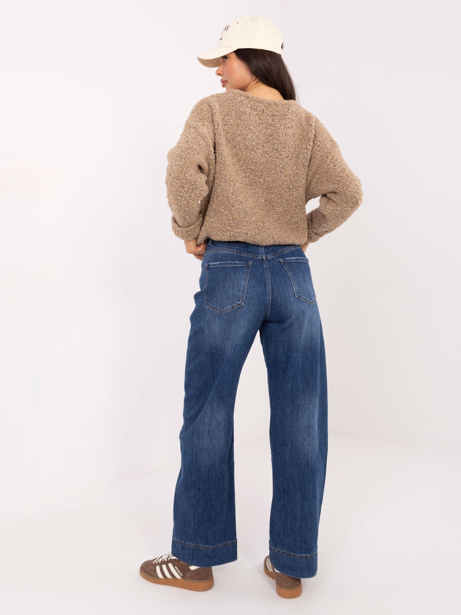 Beżowy sweter boucle z podwijanymi rękawami