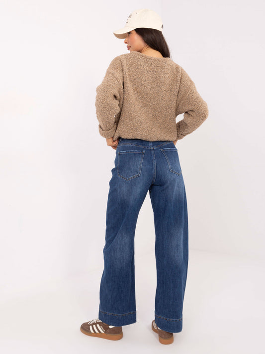 Beżowy sweter boucle z podwijanymi rękawami