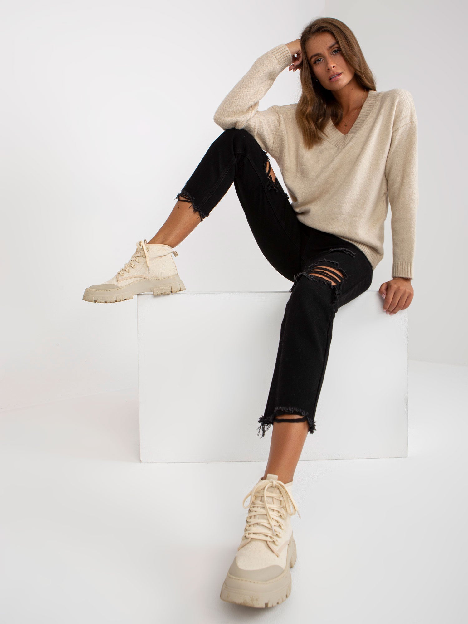 Beżowy dzianinowy sweter klasyczny RUE PARIS