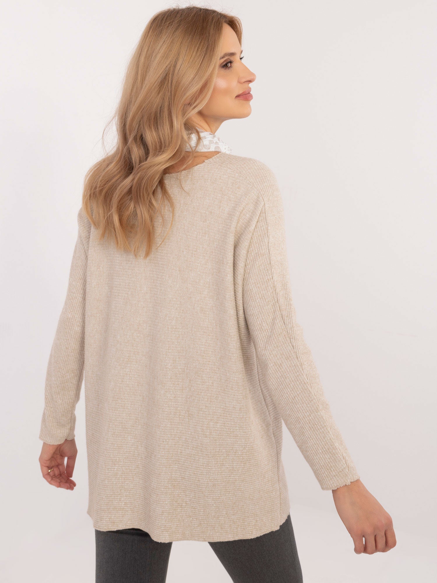 Beżowy sweter oversize z dekoltem V