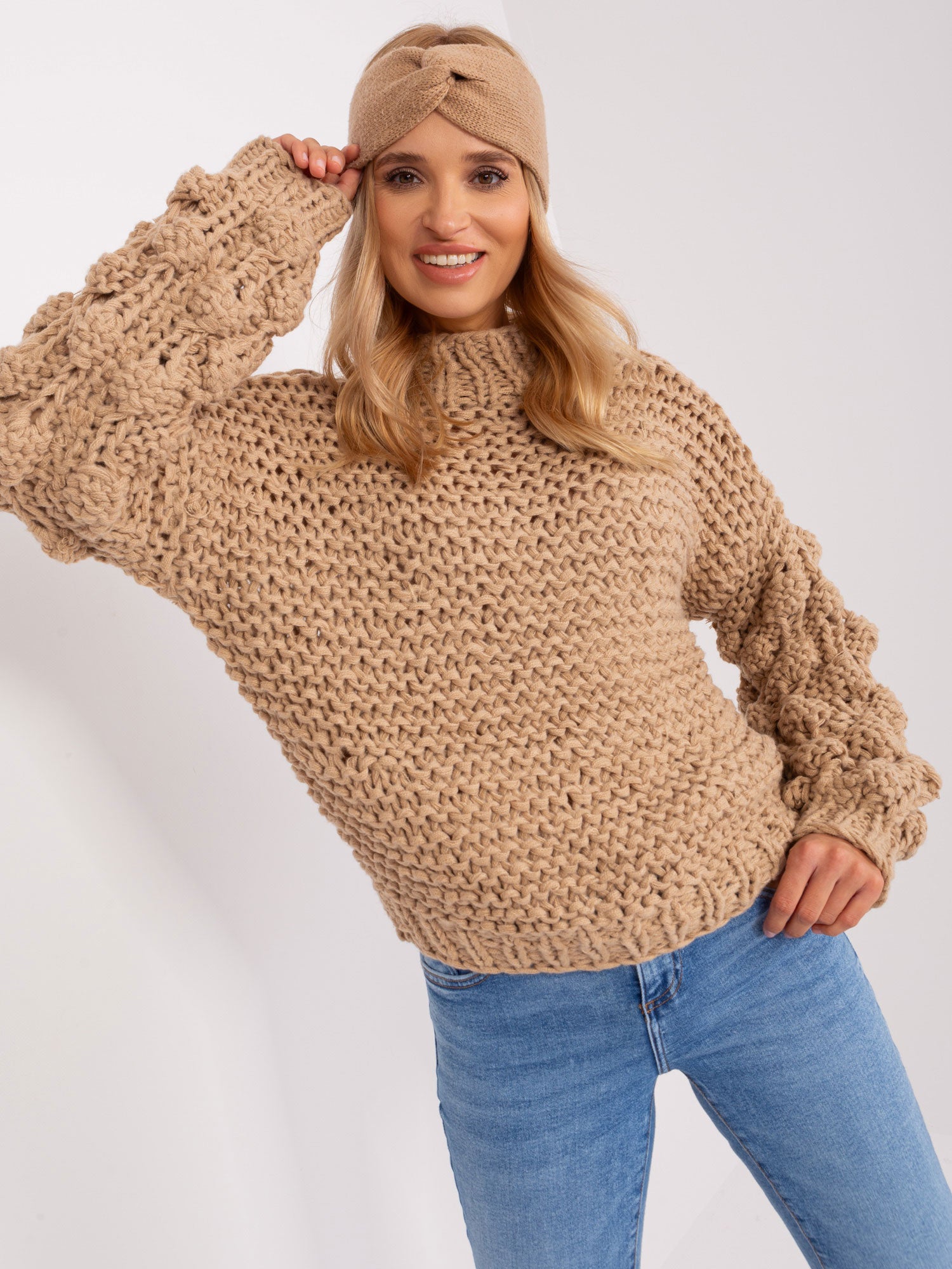 Beżowy sweter oversize z okrągłym dekoltem