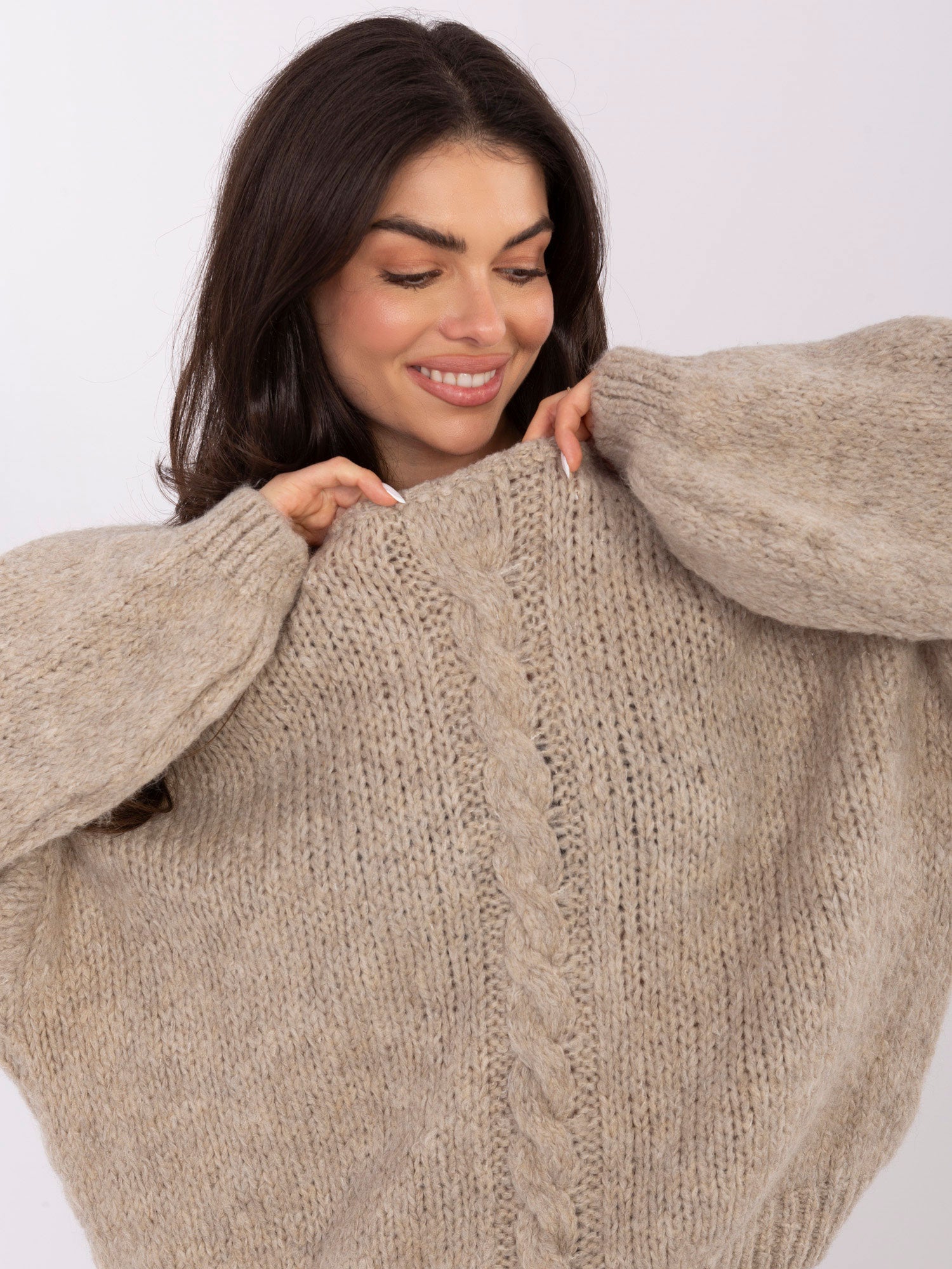 Beżowy sweter oversize w jednolitym kolorze