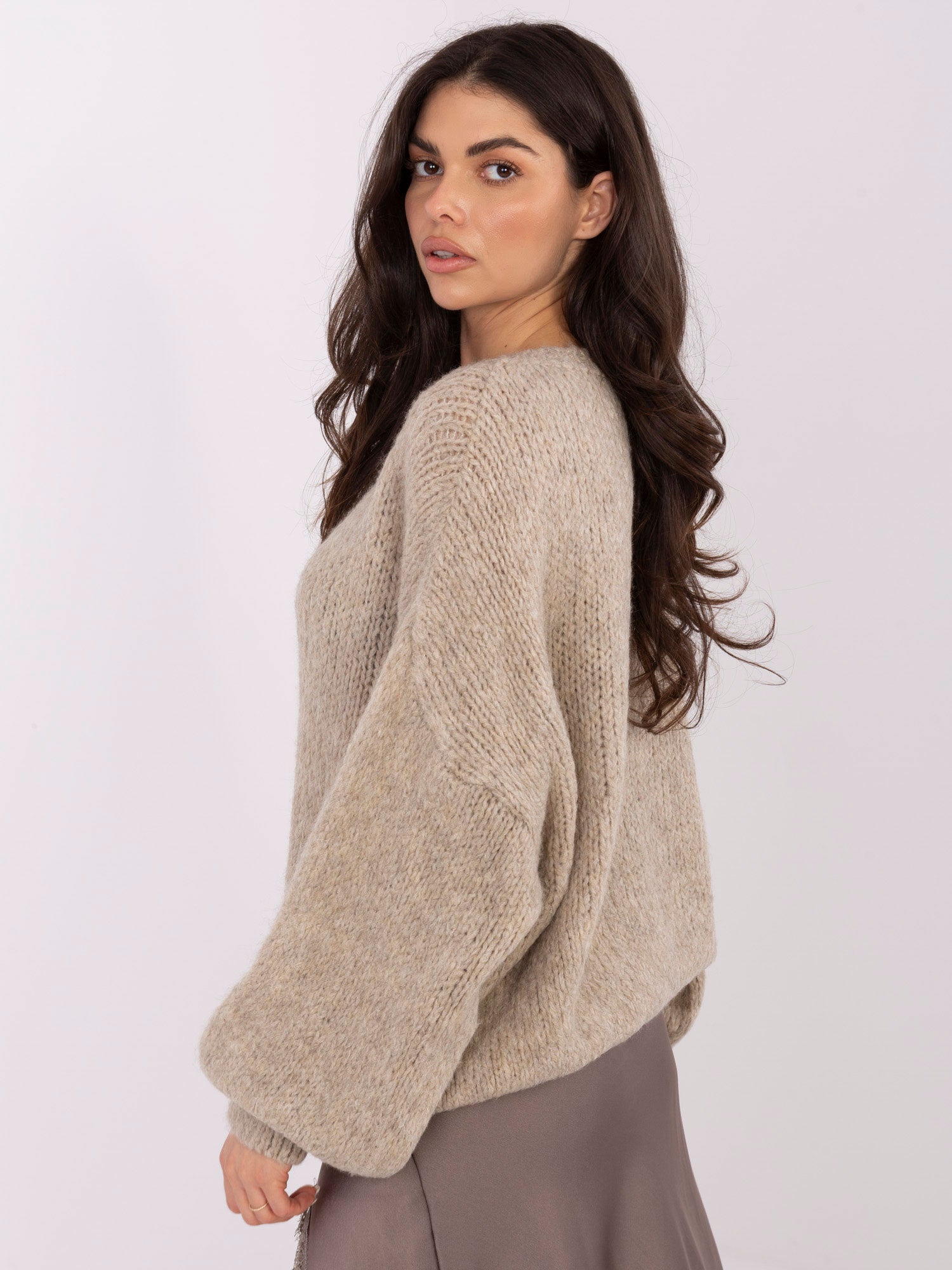 Beżowy sweter oversize w jednolitym kolorze