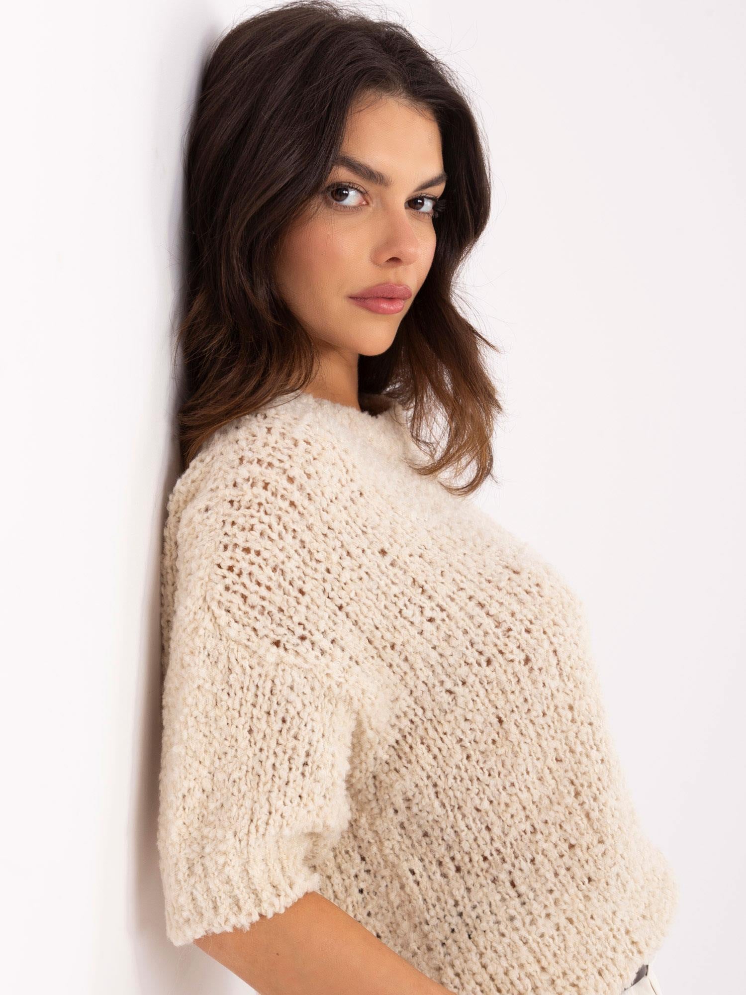 Beżowy sweter oversize z krótkim rękawem