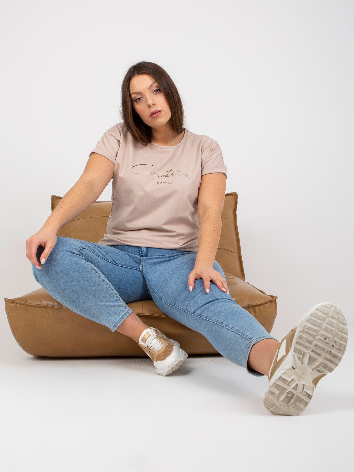 Beżowy t-shirt plus size z napisem