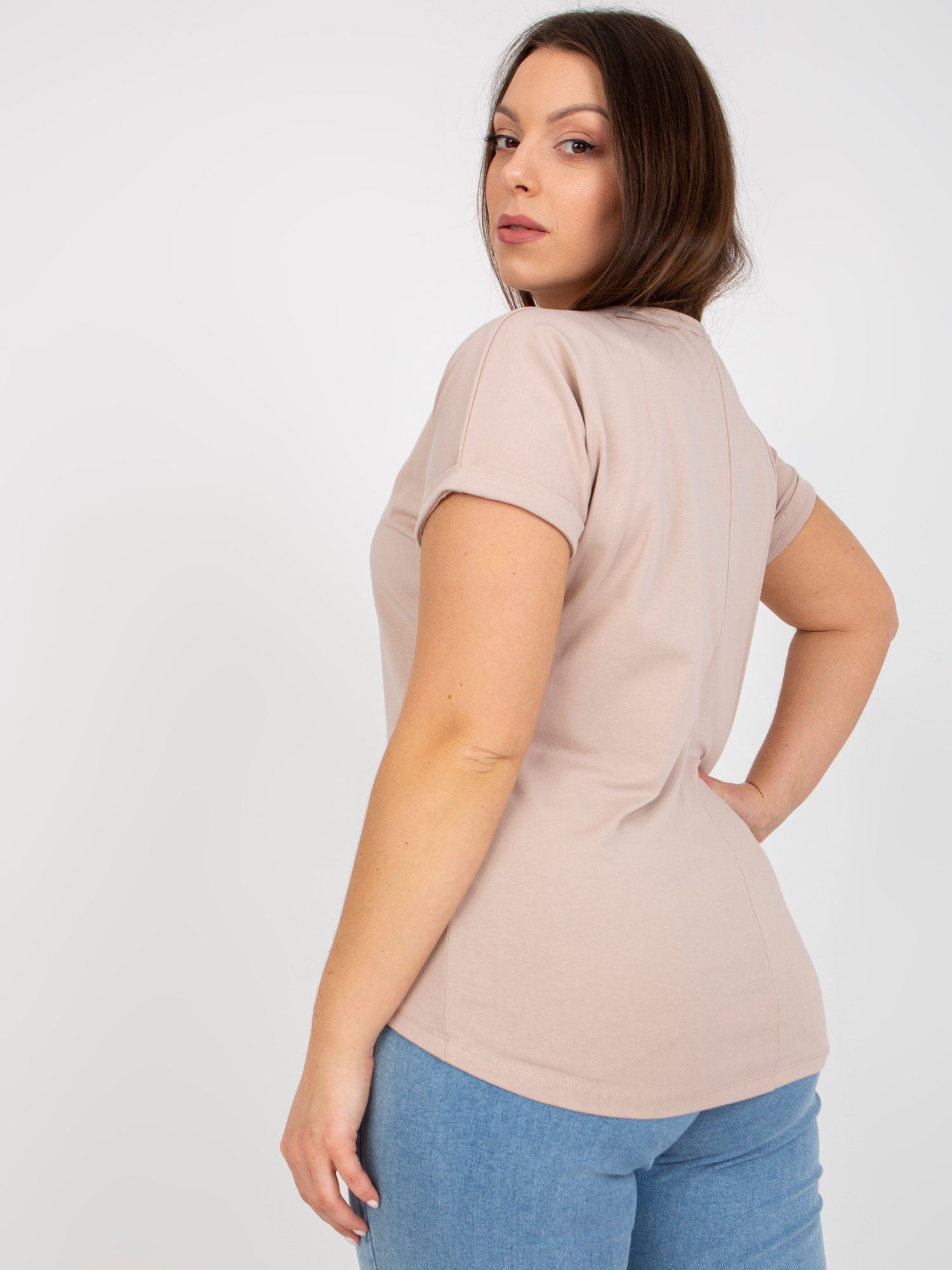Beżowy t-shirt plus size z napisem