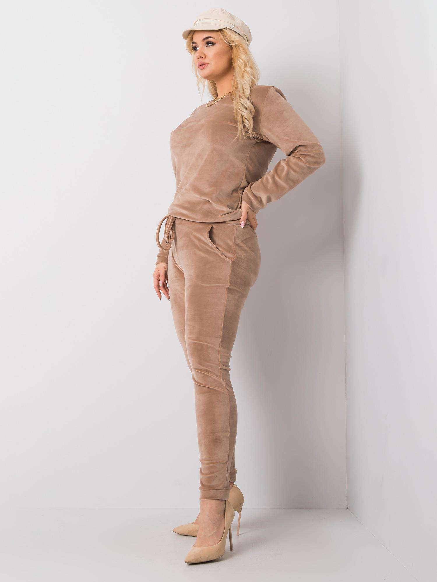 Beżowy komplet welurowy plus size