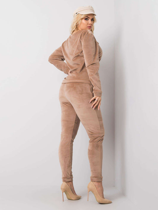 Beżowy komplet welurowy plus size