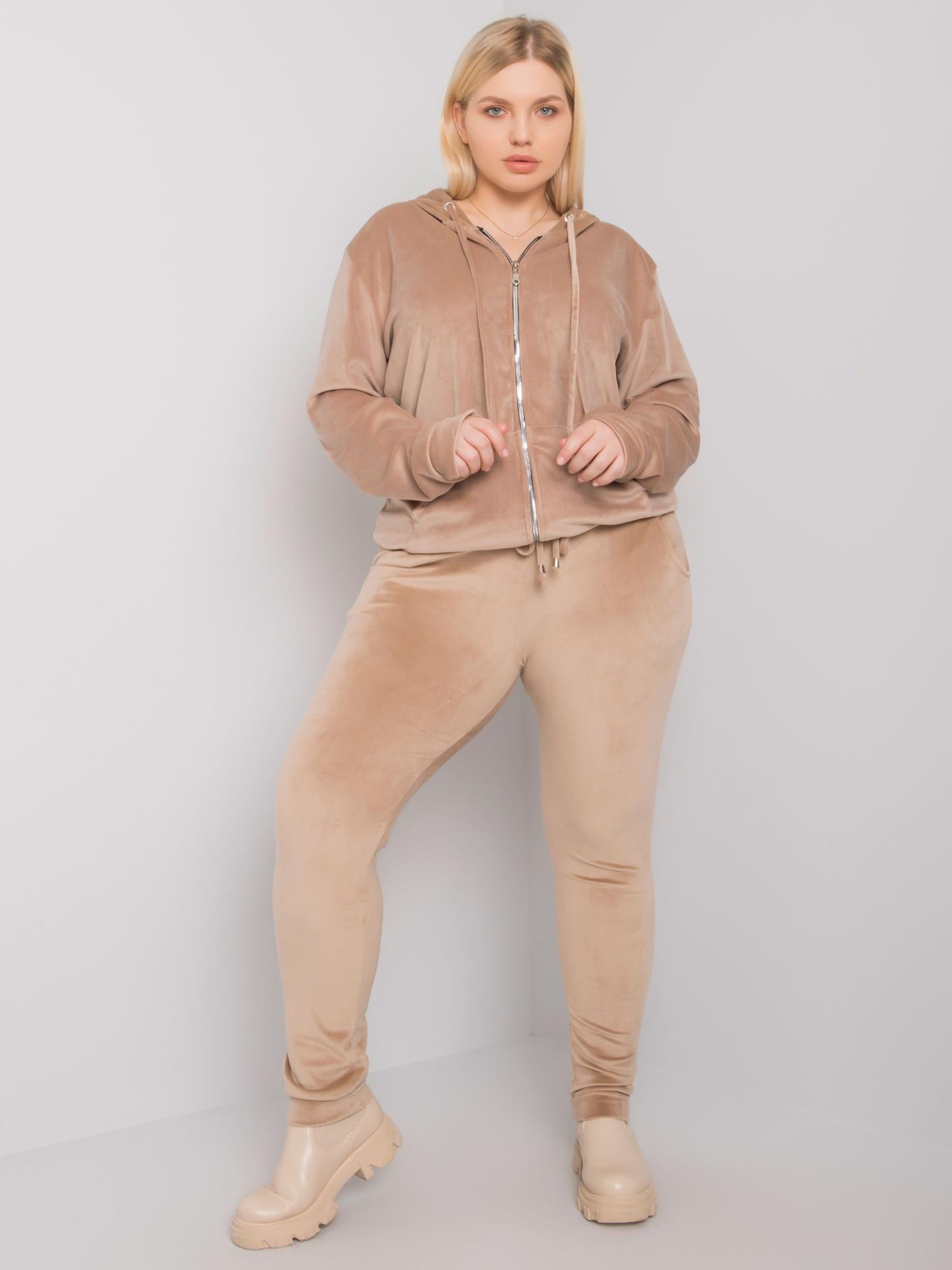 Beżowy komplet welurowy plus size