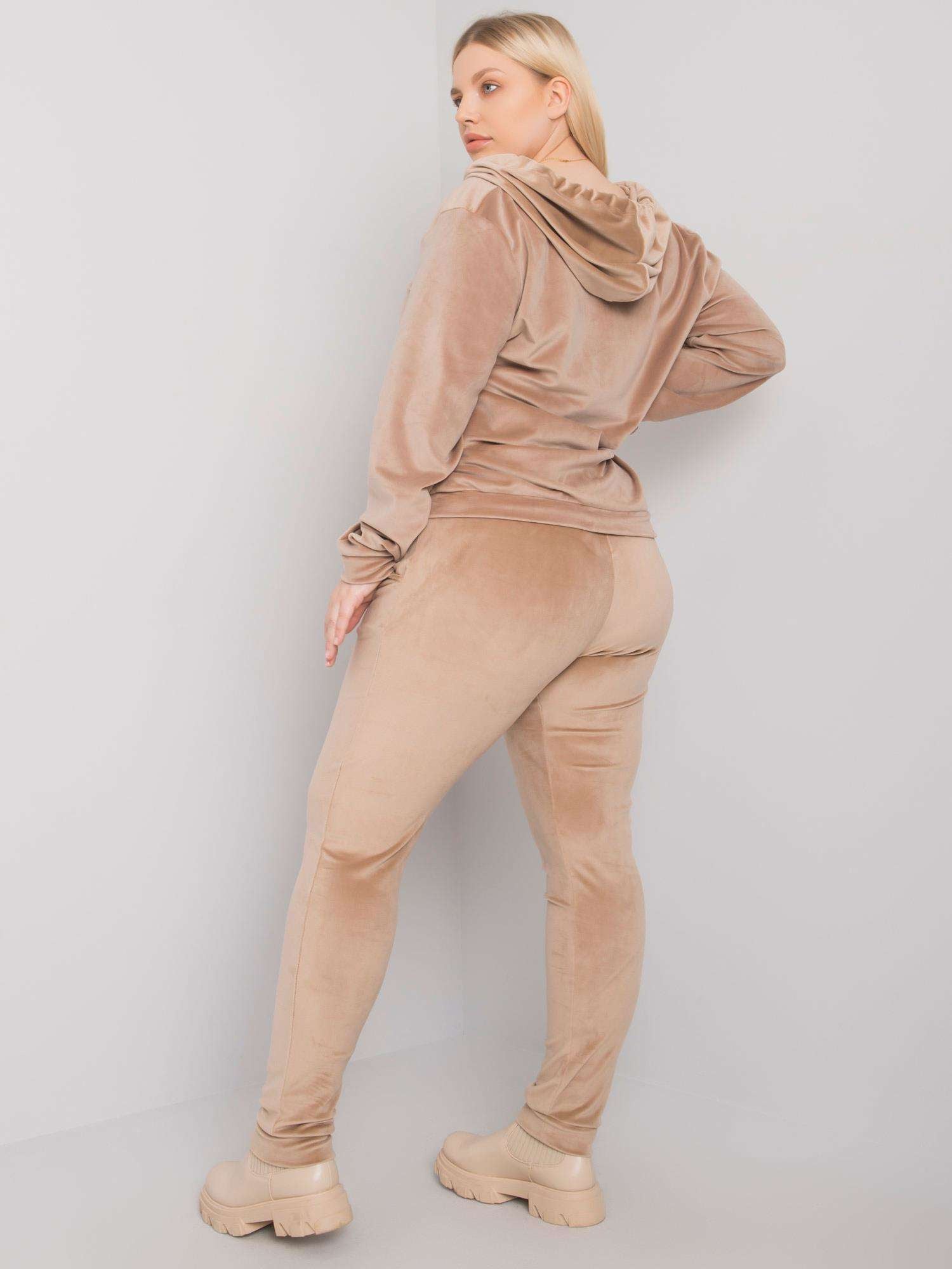 Beżowy komplet welurowy plus size