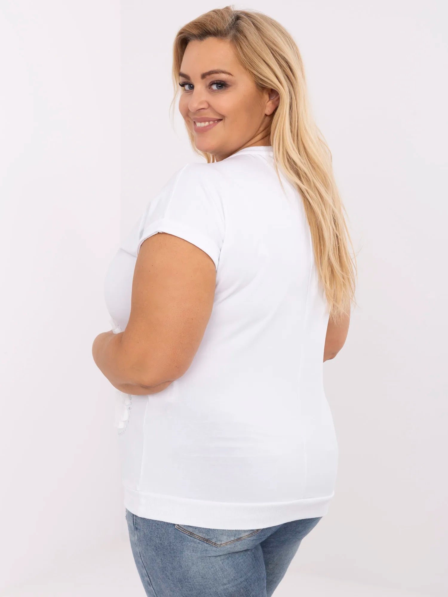 Biała bluzka plus size z kwiatową aplikacją