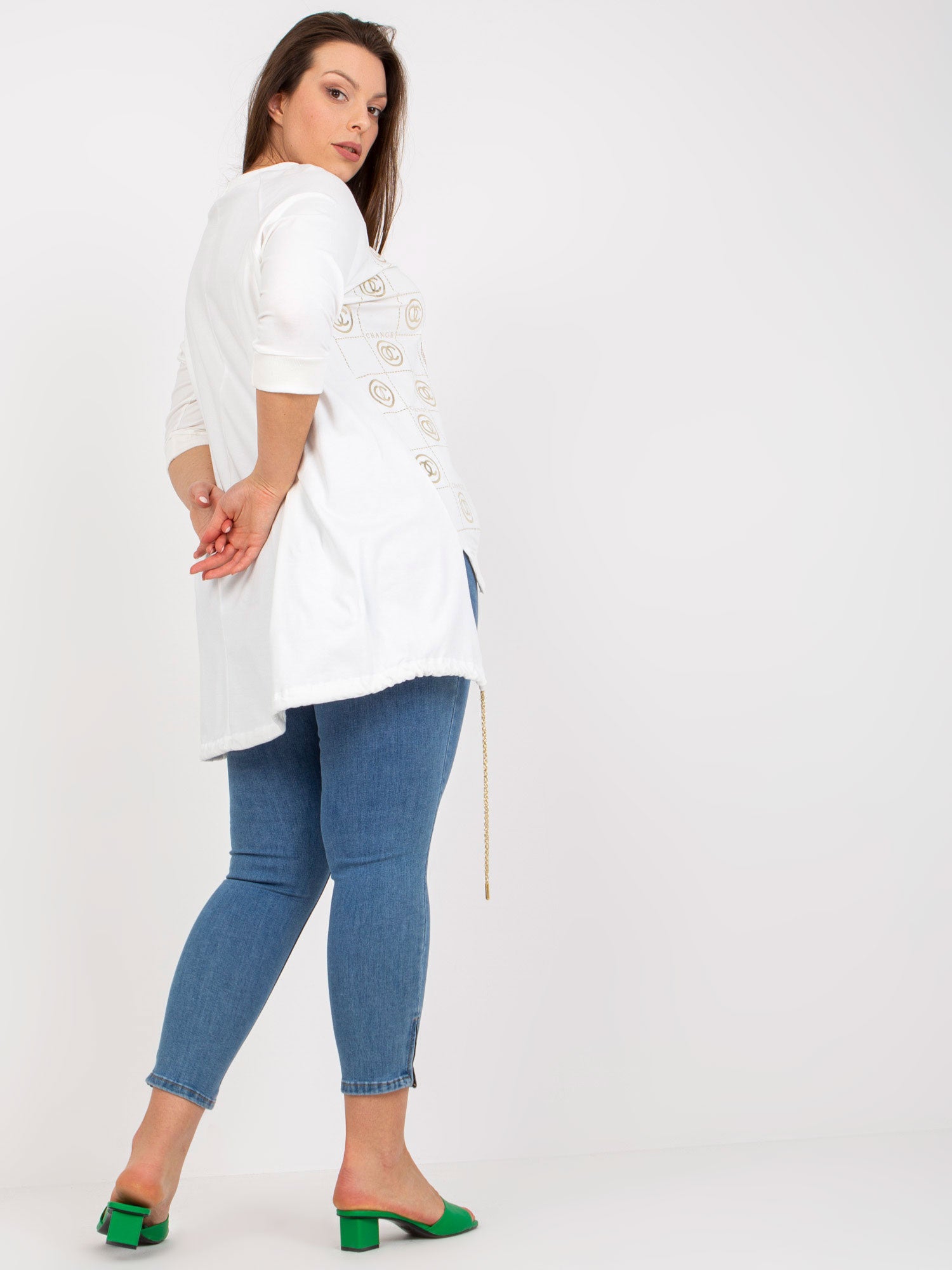 Biała bluzka plus size z nadrukiem i aplikacją