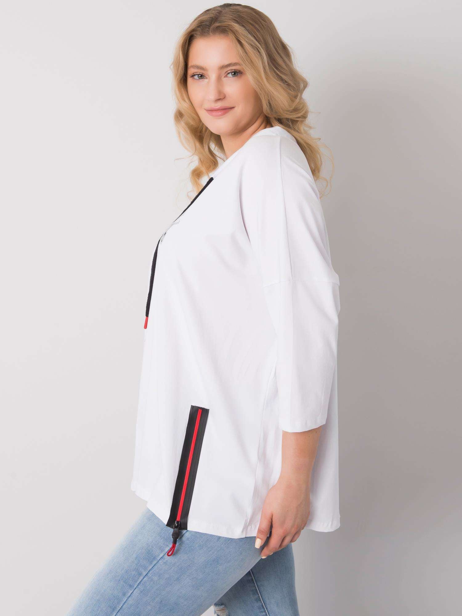 Biała bluzka plus size z błyszczącymi aplikacjami