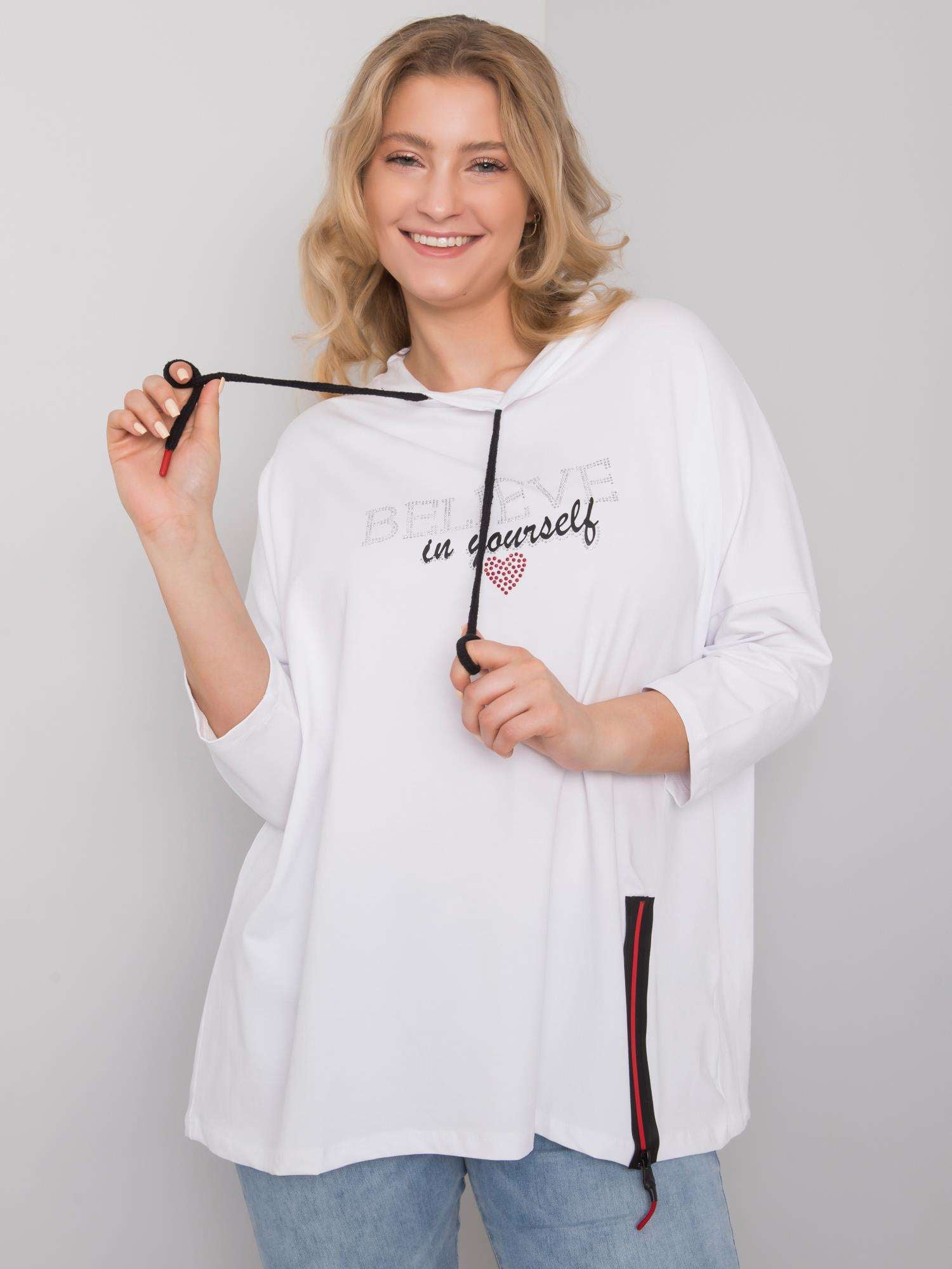 Biała bluzka plus size z błyszczącymi aplikacjami