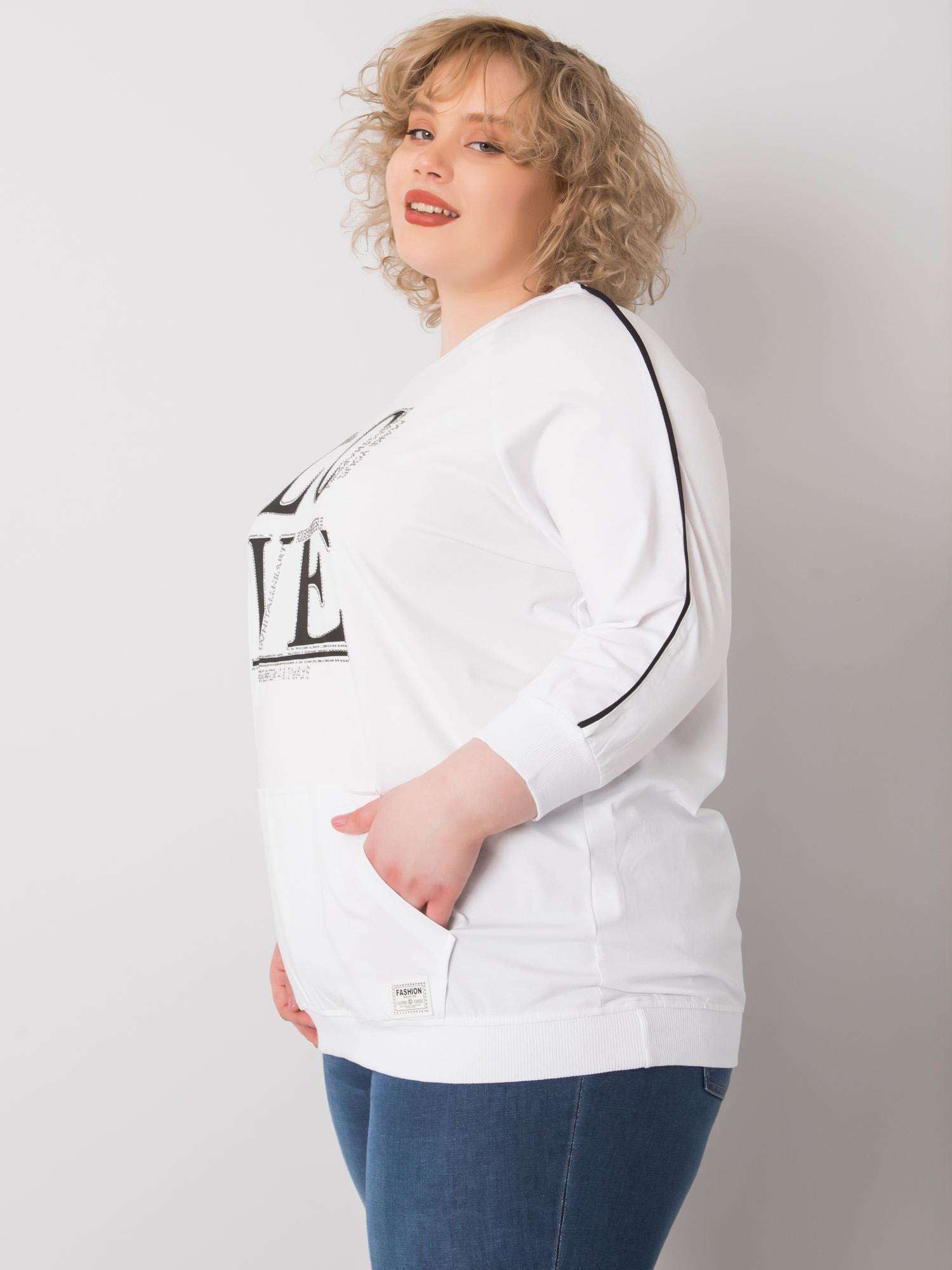 Biała bluzka plus size z kieszenią i aplikacjami