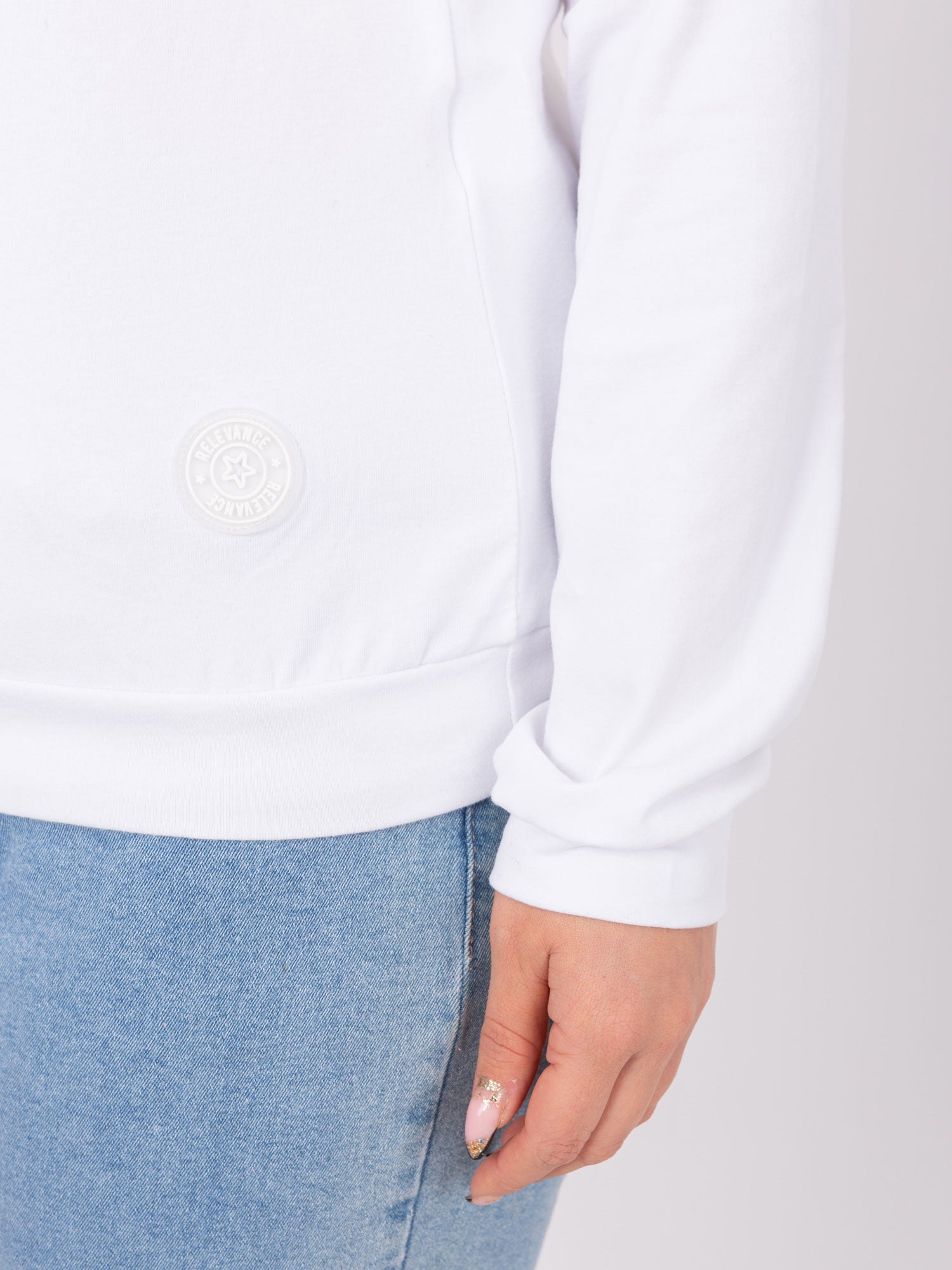 Biała damska bluzka plus size z naszywką