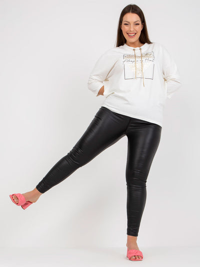 Biała codzienna bluzka plus size z aplikacją i nadrukiem
