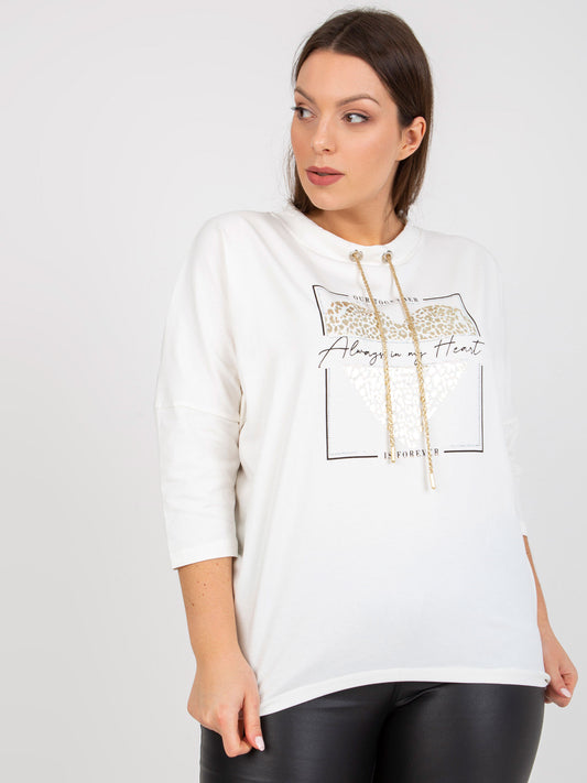 Biała codzienna bluzka plus size z aplikacją i nadrukiem