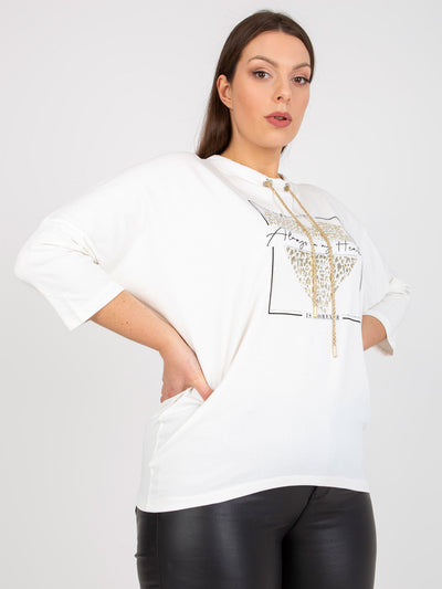 Biała codzienna bluzka plus size z aplikacją i nadrukiem