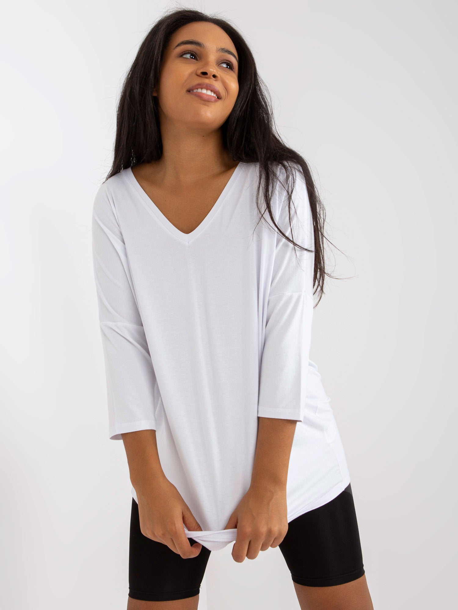 Biała codzienna bluzka plus size z dekoltem w serek