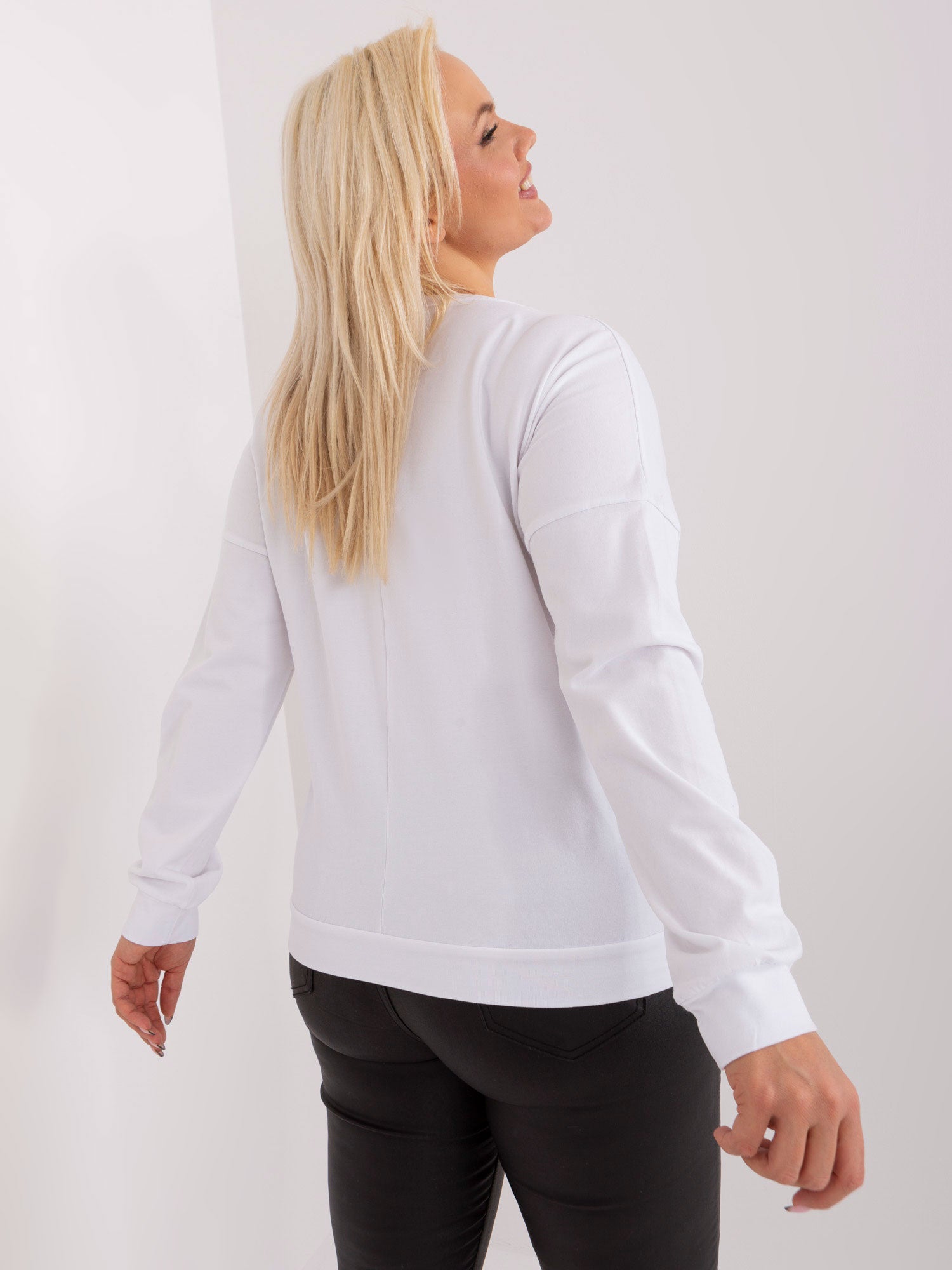 Biała bluzka plus size z okrągłym dekoltem