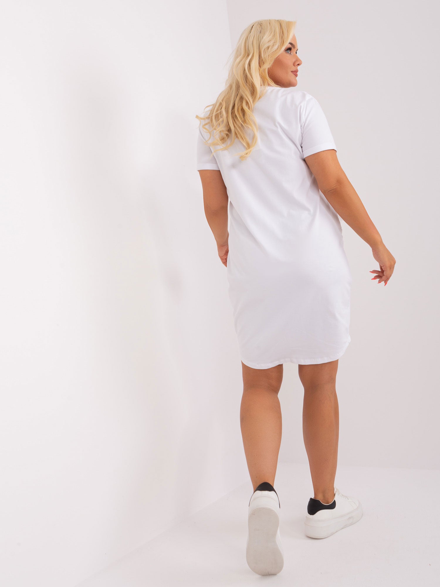 Biała sukienka plus size z okrągłym dekoltem