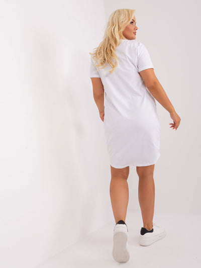 Biała sukienka plus size z okrągłym dekoltem